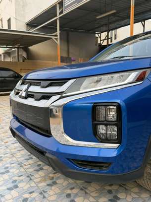 Mitsubishi SUV compact 5 portes bleu polyvalent image 5