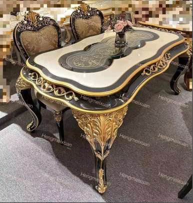 TABLE À MANGER ROYAL NOIR BLANC DORÉ AVEC 6CHAISES image 1