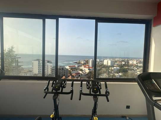 Appartement, une piscine à débordement, salle de sport image 15