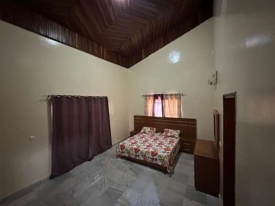 Maison spacieuse avec sol marbre et escalier intérieur image 13