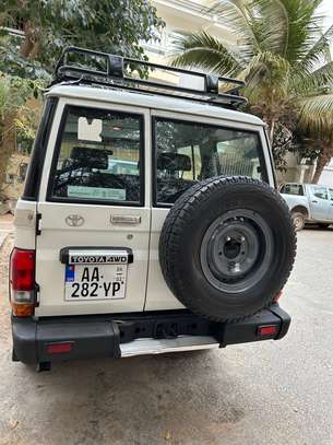 Toyota Land Cruiser HardTop 76 image 6