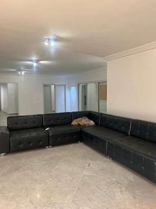 3 chambres salon à louer en face King fahd image 4
