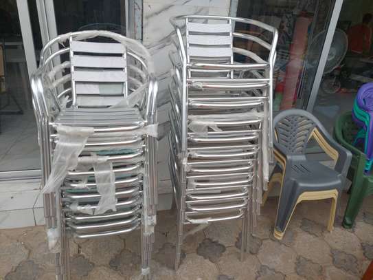 Chaises en métal image 1