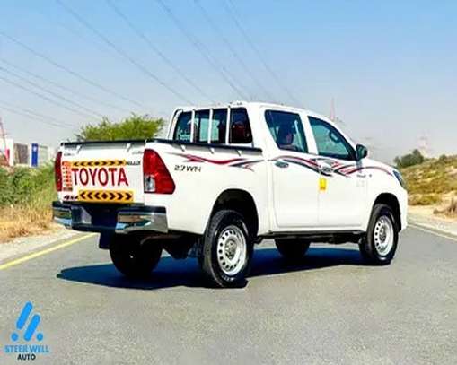 TOYOTA HILUX 2022 image 6