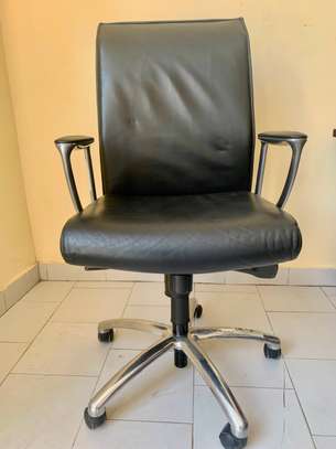 Chaises en plastique et chaises de bureaux image 3