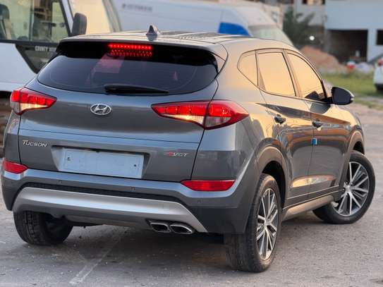 Hyundia Tucson image 6