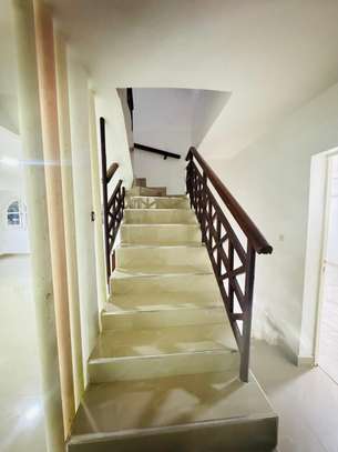 Villa a démolir sur une surface de 688m2 aux Almadies image 5