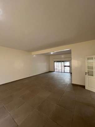 Villa R+1 à vendre au Point E image 10
