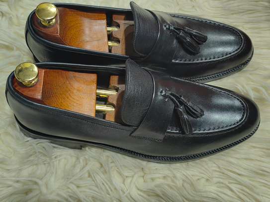 Mocassins cuir noir pompons style classique image 2