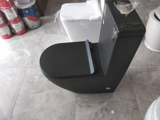 Toilette noire suspendue design compact et moderne image 3
