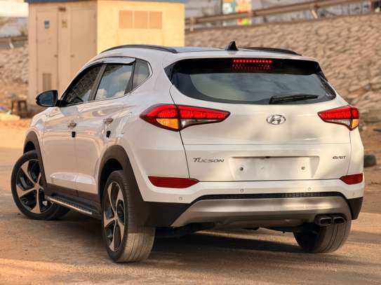 HYUNDAI TUCSON image 7