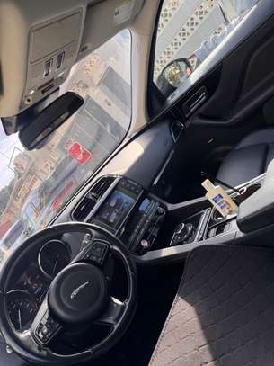 Jaguar F-Pace 2018 SUV noir puissant confortable image 6