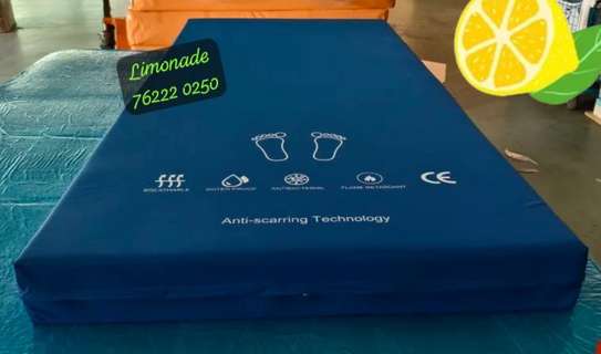Matelas médical avec housse image 2