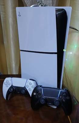 PS5 slim + 2 manettes + jeu EA FC25 image 3