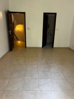 Très jolie villa F8 avec piscine aux Almadies image 5