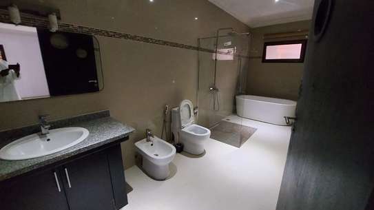 Duplex Grand Standing F5 à louer à Yoff Virage image 2