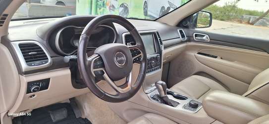 Jeep Grand Cherokee SUV argent spacieux et robuste image 3