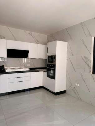 Appartement F4 haut standing tout neuf à louer au Point E image 4