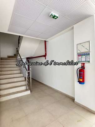 Espace commercial de 1 600 m² à louer sur la VDN image 1