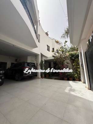 Villa R+2 avec jardin à louer aux almadies image 1