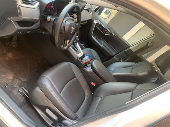 Toyota RAV4 image 8