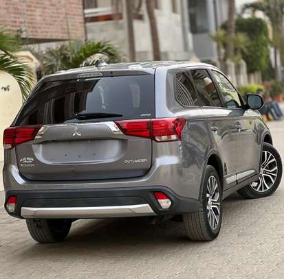 Mitsubishi Outlander 2018Gris SUV spacieux fiable image 12