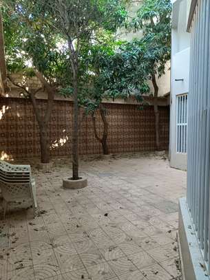 Villa R+2 de 300 m² à louer à stèle Mermoz image 14
