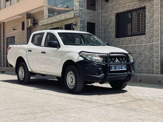 Mitsubishi l200 image 2