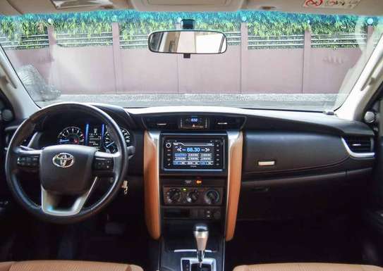 Toyota fortuner 2019 image 2