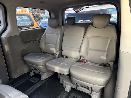 Hyundai Grand Starex 12 places Deluxe image 3