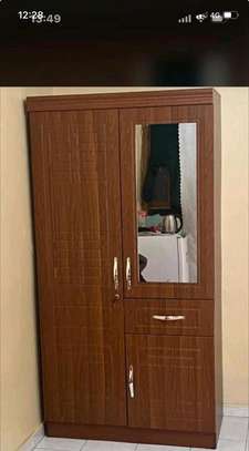 Armoire marron ,noire et blanc image 1