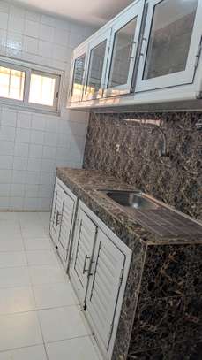 A loué un apartuman  1etage non loin de la brioche Dorée image 11