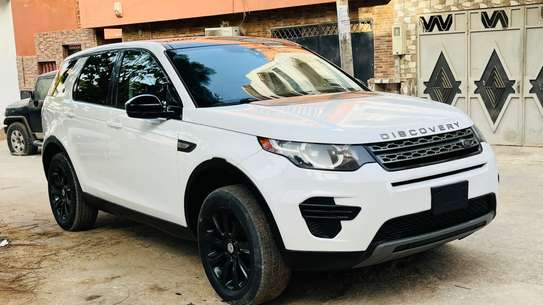 Land Rover Discovery Sport blanc jantes noires SUV image 2