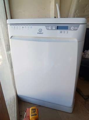 Lave-vaisselle Indesit à vendre image 1