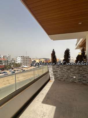 À LOUER – Superbe appartement avec terrasse sur la VDN image 1