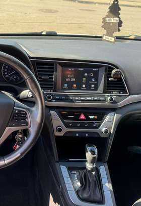 Hyundai élantra image 4