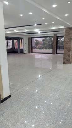 A loué un grand show toum de700m2 image 1