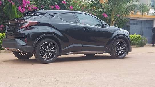 Toyota C-HR SUV compact noir jantes alliage sport image 2