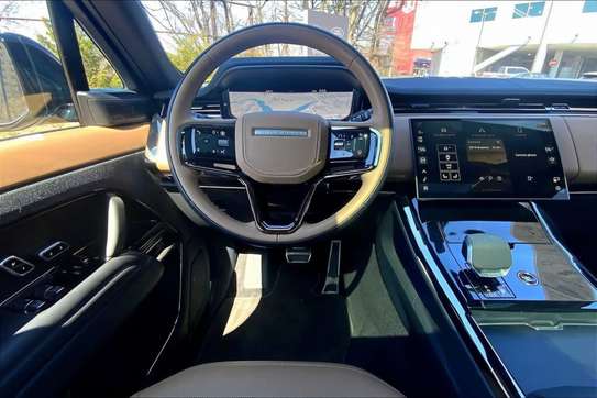 2025 Range Rover Sport P530 V8 Dynamic SE AWD image 6