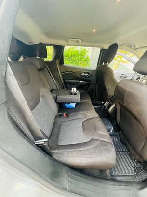 Jeep Cherokee image 7