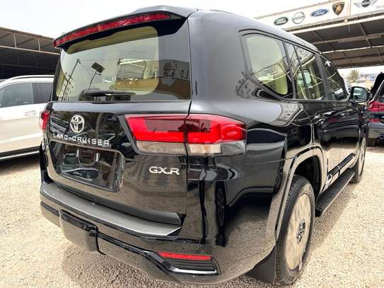 Toyota land cruiser LC300 image 7