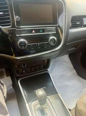 MITSUBISHI OUTLANDER 2019 image 12