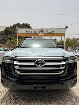 Toyota land cruiser LC300 image 2