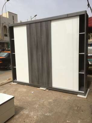 Armoire 4 portes béton gris avec miroir intégré image 5