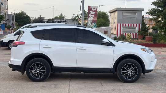 TOYOTA RAV4 2017 image 10