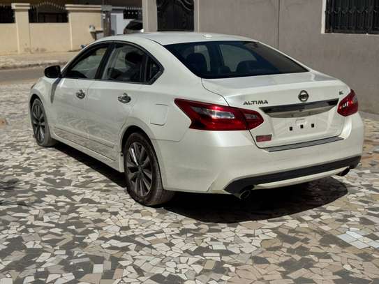 Nissan Altima image 7