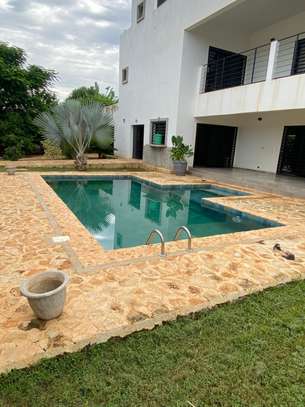 Villa R+1 de 1000 M² à louer à NGAPAROU image 9