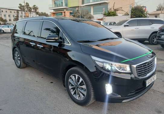 KIA CARNIVAL à louer avec. Chauffeur image 7