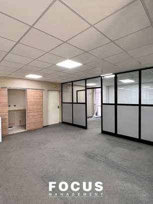 Plateaux de Bureaux modernes avec parking sécurisé image 1