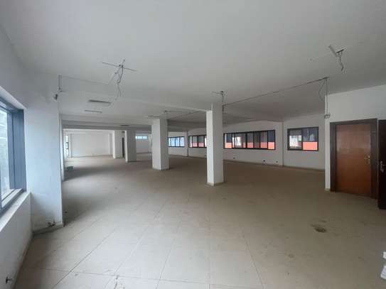 Plateaux de bureaux de 600 m2 à louer au Point E image 4